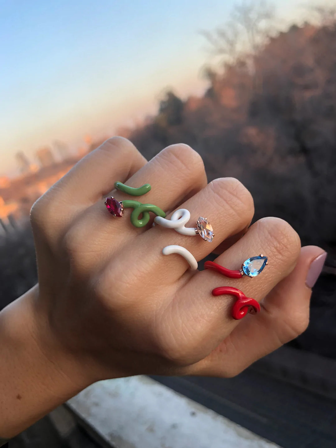 アクセサリー BABY VINE TENDRIL RING IN BRICK BABY VINE TENDRIL RING IN WHITE – TJE