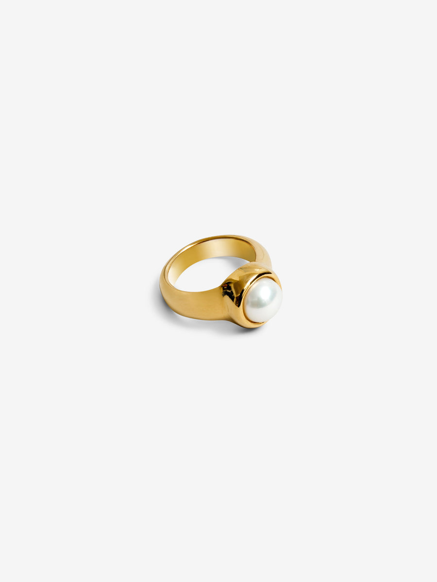 Cabochon Pearl Magda Ring | The Jewelry Edit